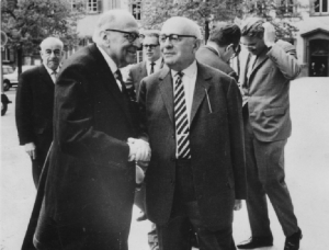 A la izquierda Max Horkheimer estrecha la mano de Theodor Adorno  en 1965 en la localidad de Heildeberg.